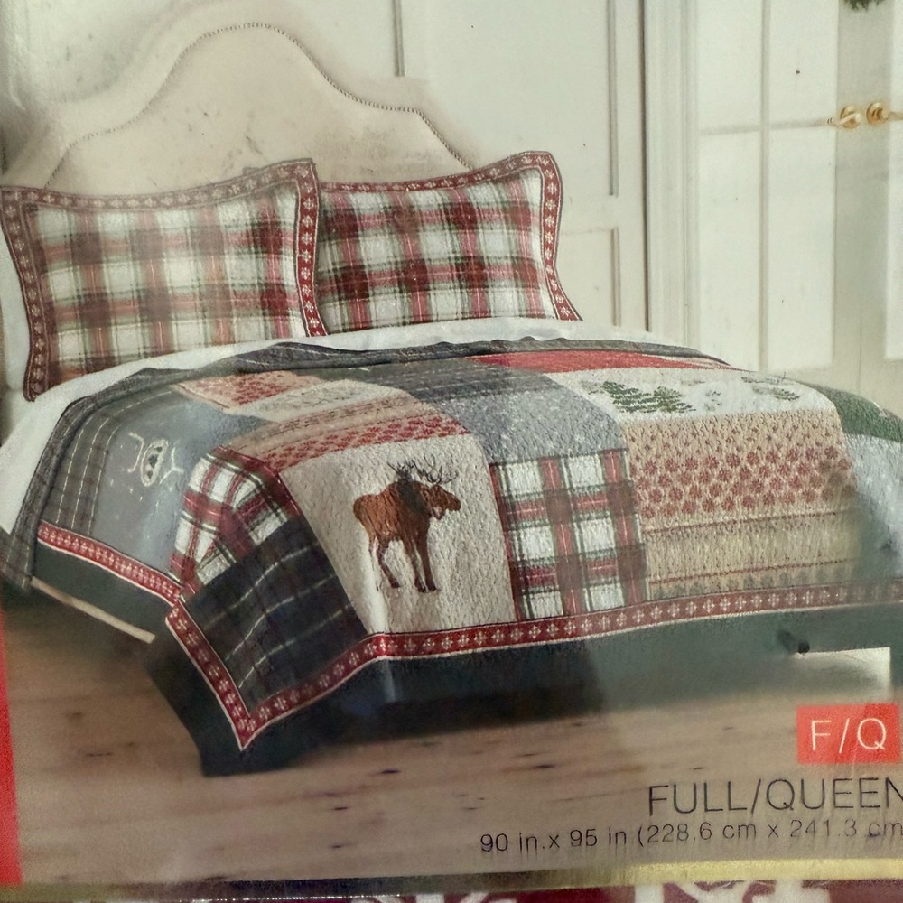 New holiday full/queen quilt